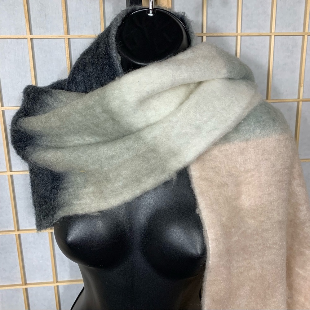 GAP -- Multicolor Gradient Scarf 🧣 - Picture 6 of 15